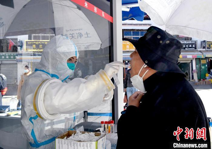 12月7日，拉薩市民正在進(jìn)行核酸檢測(cè)?！±盍?攝