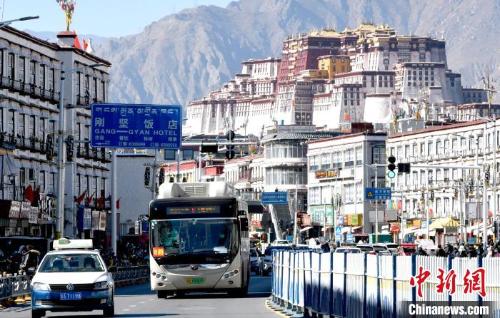 12月7日，一輛公交車從拉薩市城關(guān)區(qū)北京東路駛過?！±盍?攝