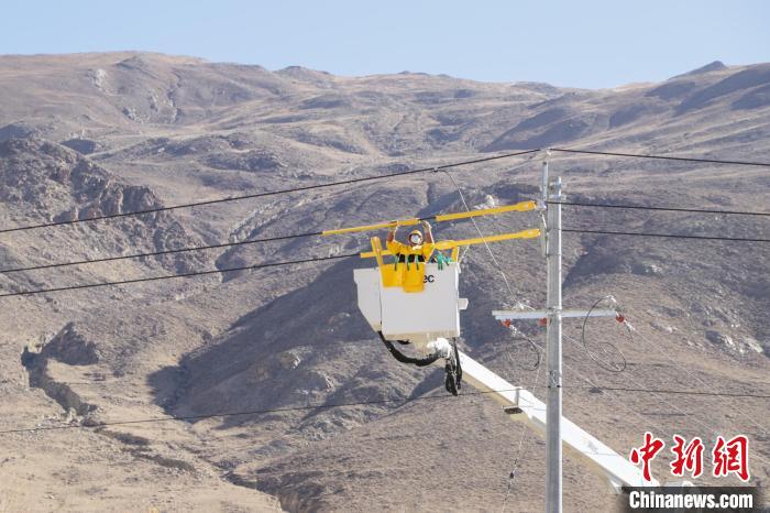 圖為11月9日，國網(wǎng)山南供電公司工作人員進行搭火工作?！「裆?攝