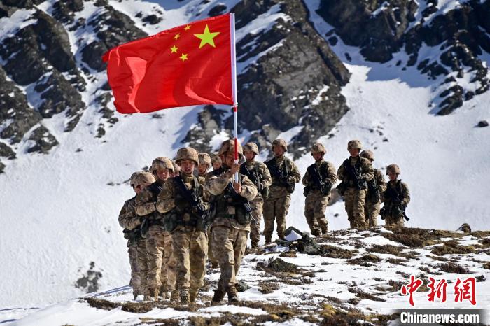 官兵們在巡邊途中?！≡裢?攝