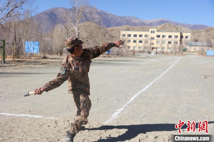 手榴彈投遠(yuǎn)比武競賽現(xiàn)場?！敲衫?攝