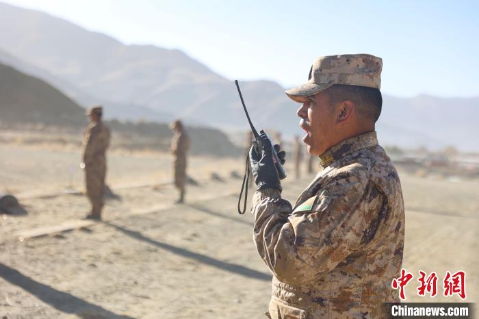 裁判員羅布次仁下達(dá)“臥姿裝子彈”口令。　吳蒙昆 攝