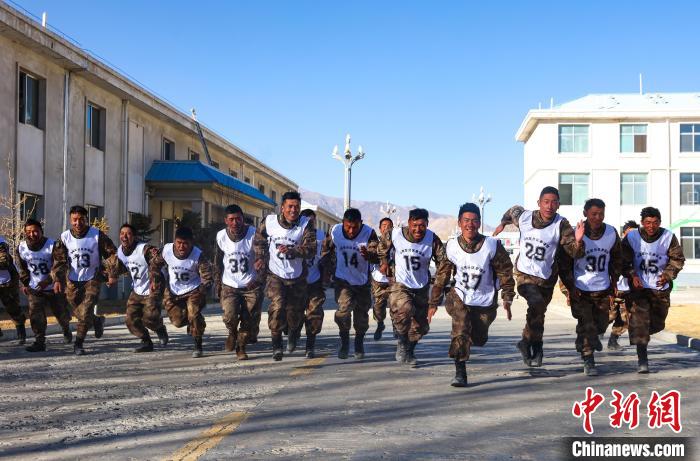 3000米開賽，選手們奮勇爭先?！敲衫?攝