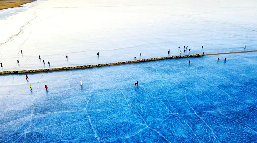 航拍冰上轉(zhuǎn)場(chǎng)。 張虎攝