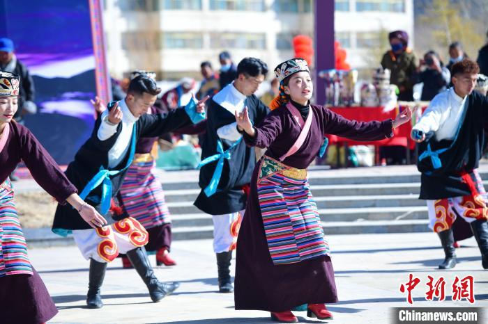 圖為藝術團表演“扎西果諧”?！∝暩聛硭?攝