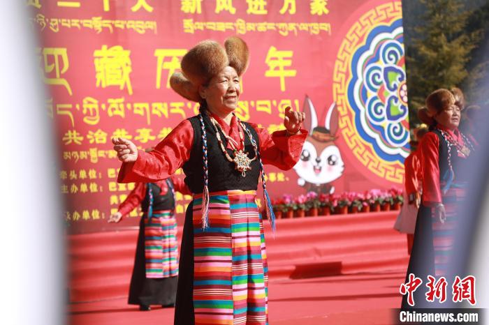 圖為藏歷新年活動現(xiàn)場。　張力 攝