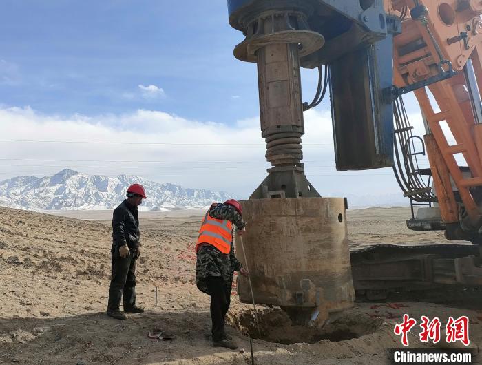 圖為施工人員檢查護筒高度?！⒁婧?攝