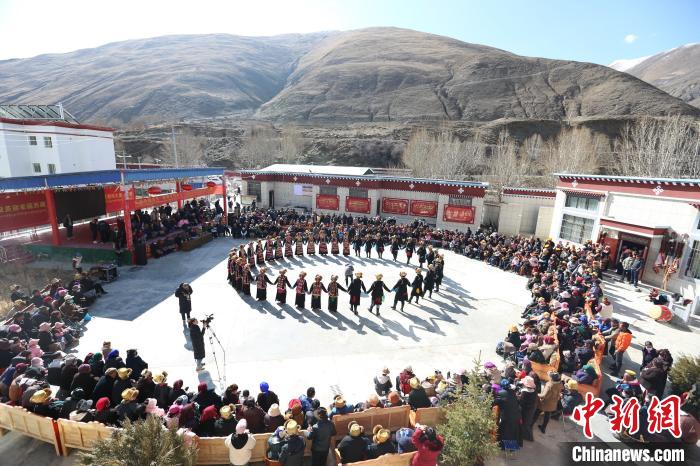 圖為匯報演出現(xiàn)場?！愔闈扇?攝