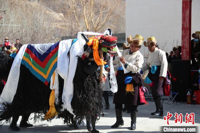 圖為民間藝人表演加麻百·甲江?！愔闈扇?攝