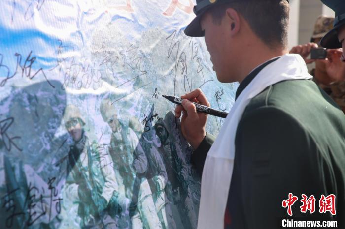 退役士兵簽名留念。　劉俊輝 攝