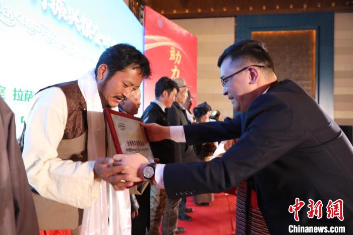 圖為拉薩市銀企對接洽談會現(xiàn)場?！「裆愔?攝