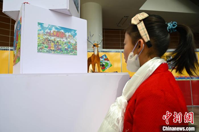 圖為學(xué)生參觀繪畫展?！≮w朗 攝