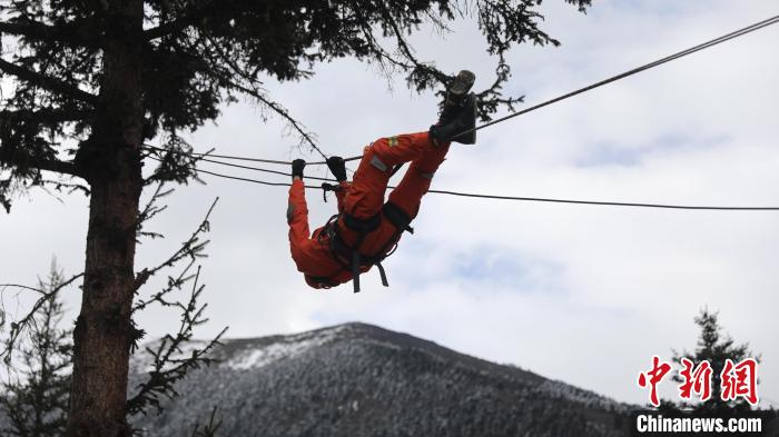 正在進(jìn)行橫渡訓(xùn)練?！∥骼@拉翁 攝