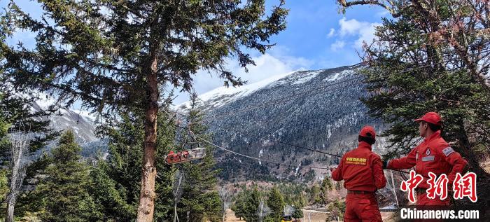 正在進(jìn)行斜向救援?！∥骼@拉翁 攝