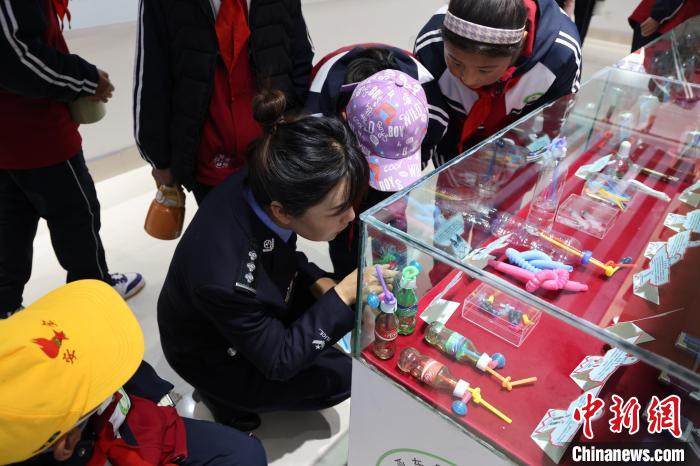 圖為亞東邊檢站民警為駐地小學(xué)生開展禁毒教育?！『?攝