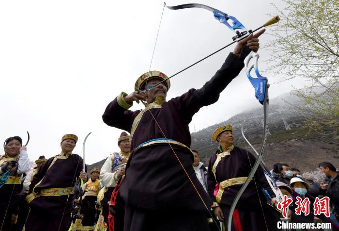 3月28日，選手參加響箭比賽?！±盍?攝