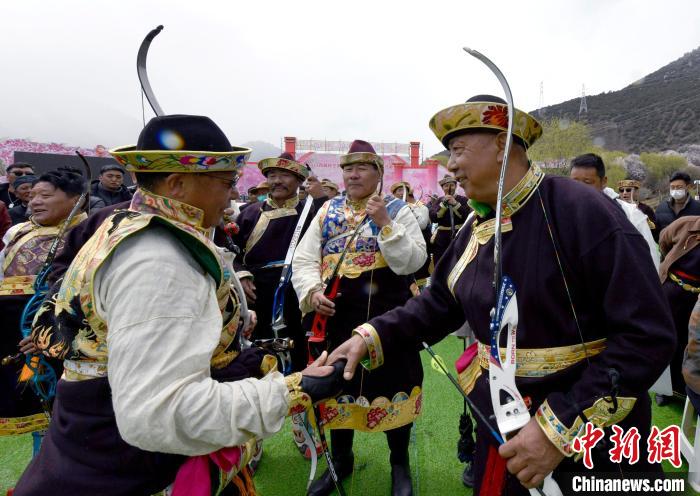 3月28日，選手射中靶心后慶祝?！±盍?攝