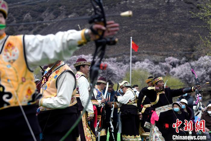 3月28日，選手參加響箭比賽?！±盍?攝