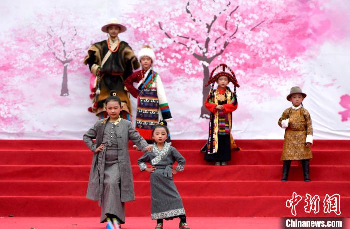 3月28日，西藏林芝第二十屆桃花旅游文化節(jié)開幕式上的文藝表演?！±盍?攝