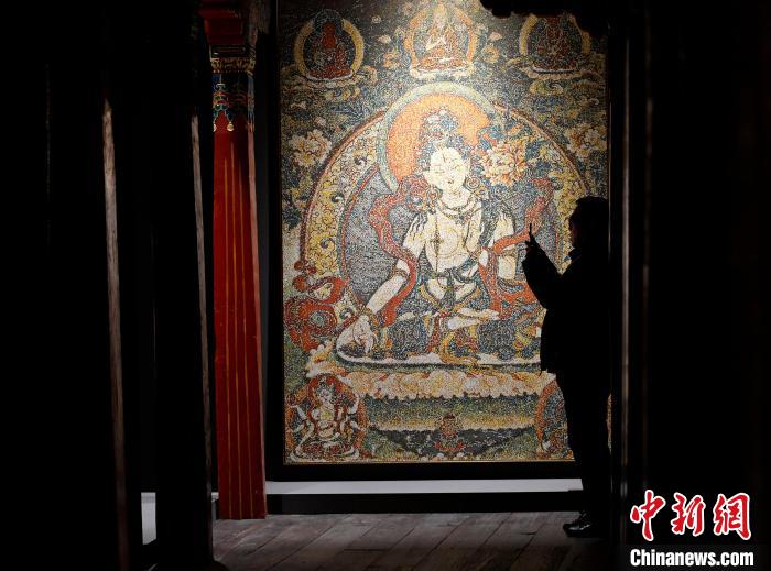 3月31日，觀眾欣賞展覽中的作品?！±盍?攝