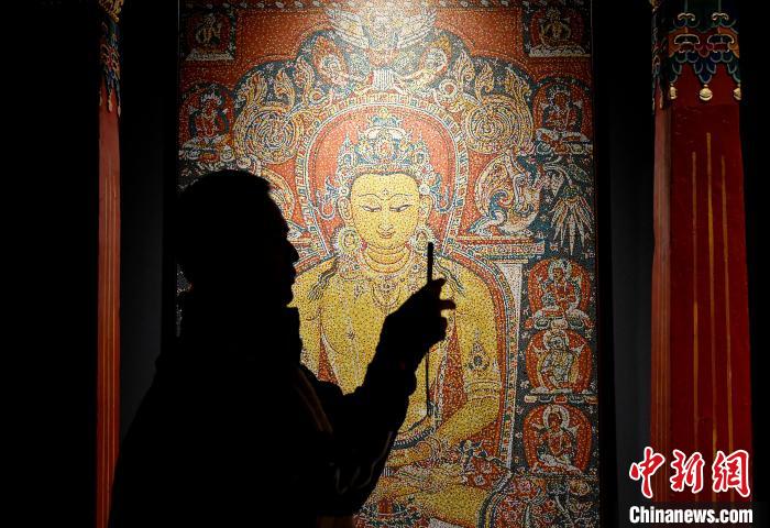 3月31日，觀眾欣賞展覽中的作品?！±盍?攝