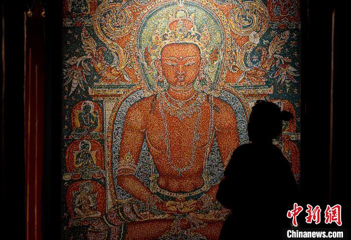 3月31日，觀眾欣賞展覽中的作品?！±盍?攝