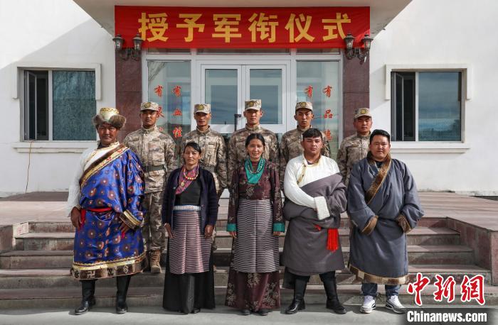 圖為列兵代表與親人合影留念?！詵| 攝