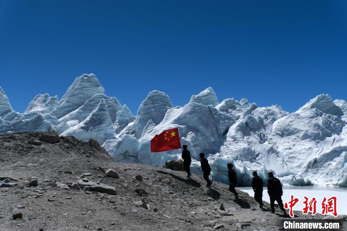 4月5日，普瑪江塘邊境派出所民輔警巡邏至四零冰川附近?！〗w波 攝