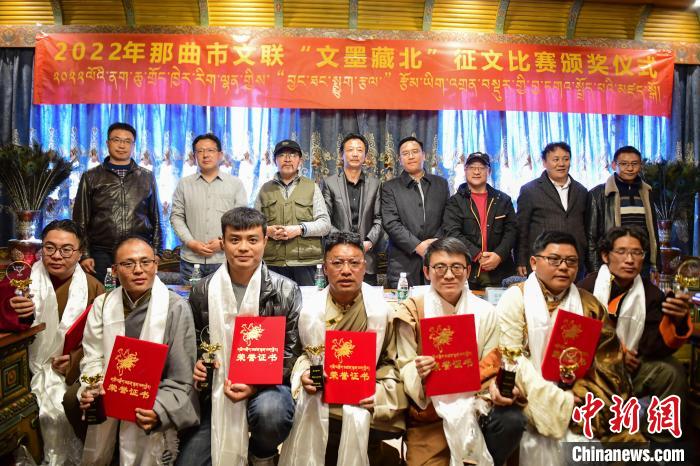 圖為獲獎(jiǎng)人員合影留念?！∝暩聛?lái)松 攝