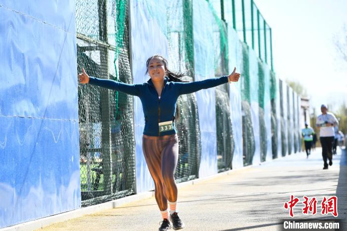 圖為5公里歡樂跑現(xiàn)場?！∝暩聛硭?攝