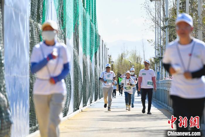 圖為5公里歡樂跑現(xiàn)場。　貢嘎來松 攝