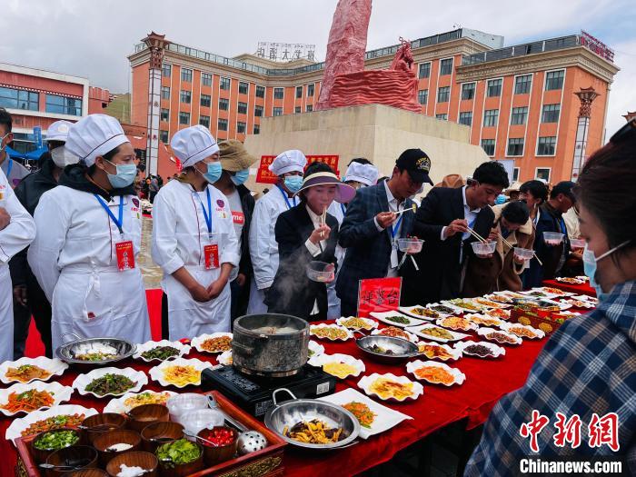 圖為2022年，班戈縣“鄉(xiāng)村振興那曲奮進(jìn)”廚藝大賽現(xiàn)場。資料圖 那曲市“鄉(xiāng)村振興 那曲奮進(jìn)”活動辦供圖