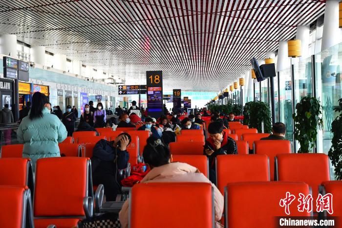 圖為旅客在機(jī)場(chǎng)候機(jī)室等待登機(jī)?！≈芎?攝