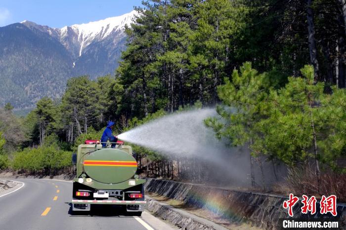 林芝市森林消防支隊(duì)米林中隊(duì)在米林縣一帶開(kāi)展灑水增濕作業(yè)?！≮w健宇 攝