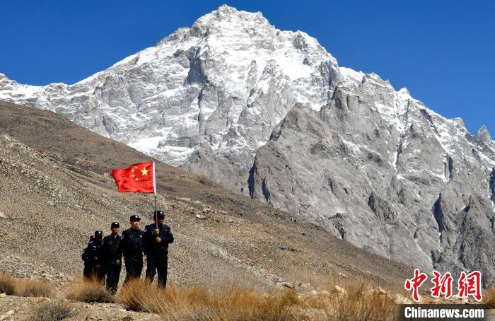 底雅邊境派出所民警夏永軍(右一)在巡邏中。　李林 攝