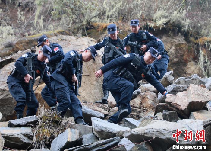 山南邊境管理支隊(duì)玉麥邊境派出所民警在邊境巡邏途中穿過(guò)亂石區(qū)。　鄭琦山 攝