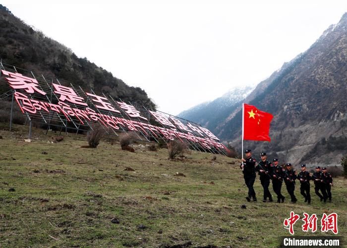 山南邊境管理支隊(duì)玉麥邊境派出所民警在轄區(qū)開(kāi)展巡邏?！∴嶇?攝