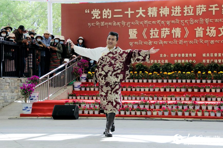 獻(xiàn)唱《夏爾巴》。人民網(wǎng) 次仁羅布攝