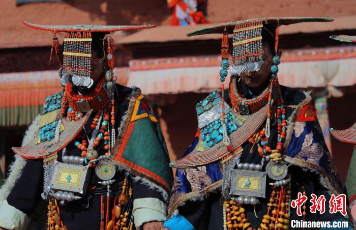 圖為參展攝影師拍攝的西藏阿里普蘭飛天服飾?！≈鬓k方 供圖