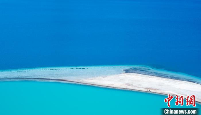 圖為山南羊卓雍錯。　何蓬磊 攝