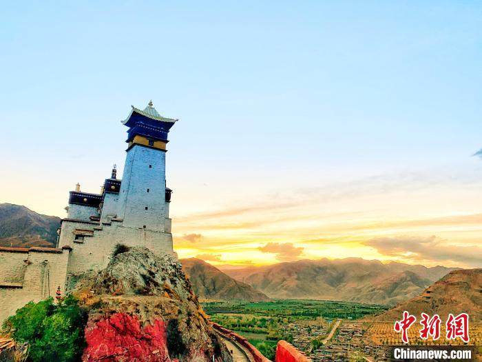 圖為西藏第一座宮殿——山南雍布拉康?！埼?攝