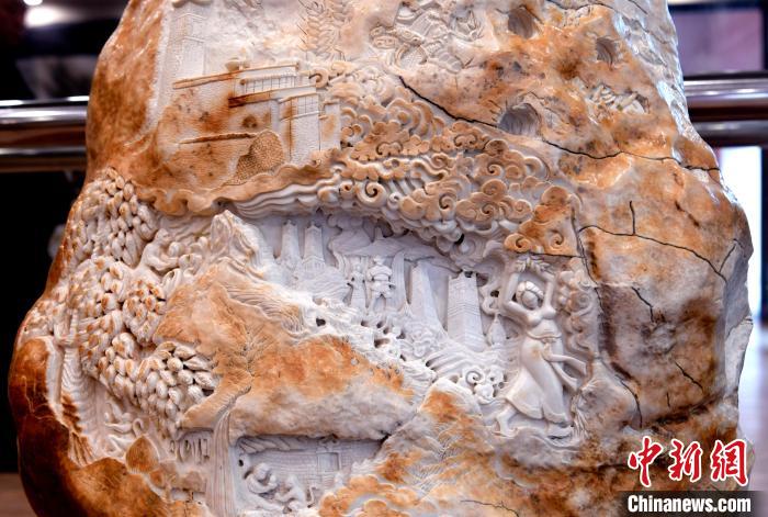 圖為5月16日，展覽中的漢白玉雕作品《猴子變?nèi)恕贰！±盍?攝