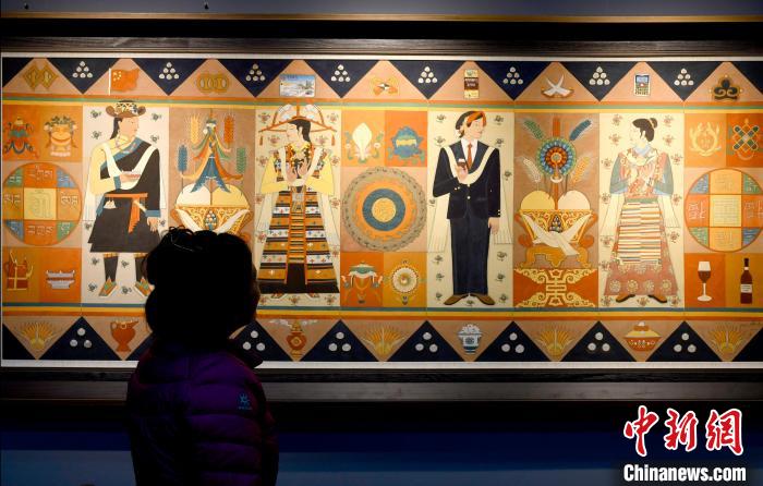 圖為5月16日，觀眾正在欣賞展覽中的新創(chuàng)唐卡作品?！±盍?攝