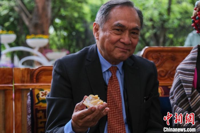 菲律賓駐華大使吉米·阿德里亞諾·弗洛克魯茲品嘗卡塞?！〗w波 攝