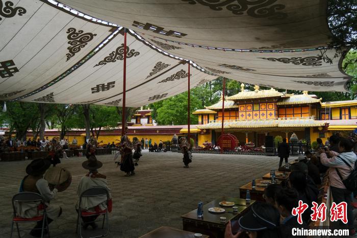 圖為當(dāng)日拉薩羅布林卡?！〗w波 攝