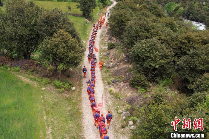圖為西藏林芝森林消防員穿越山林?！●T怡凡 攝