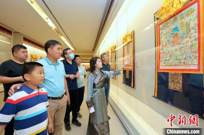 “藏韻瑰寶”藏醫(yī)四部醫(yī)典唐卡珍品展現(xiàn)場。　劉俊蒼 攝