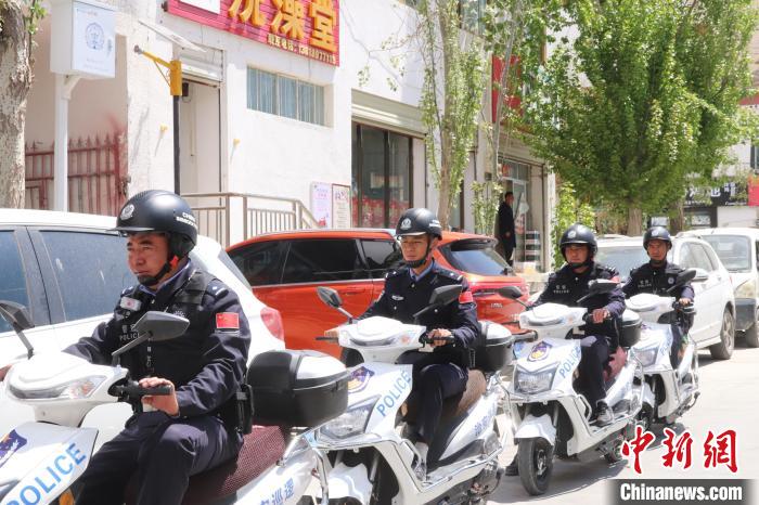 民警騎著電瓶車(chē)在轄區(qū)巡邏走訪?！↑S創(chuàng)偉 攝