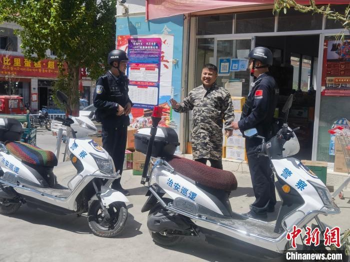 民警對(duì)轄區(qū)商鋪進(jìn)行走訪排查?！↑S創(chuàng)偉 攝