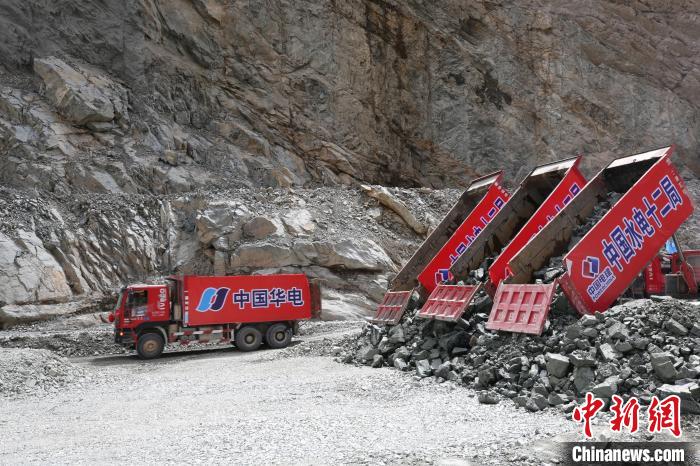 拉哇水電站正式啟動大壩填筑?！∪A電金上公司 供圖